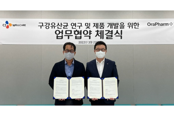 윤은섭 오라팜 대표와 장승훈 CJ Wellcare 대표가 협약식 진행 후 기념 촬영을 하고 있다.