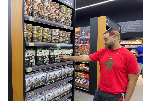 [CJ제일제당 사진자료1] 한 축구팬이 월드컵 팬 존에서 비비고 제품을 살펴보고 있다