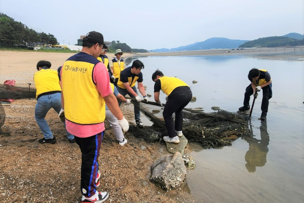 CJ제일제당 임직원들이 인천 마시안 해변 정화활동을 실시하는 모습