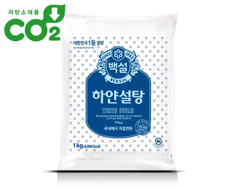 백설 하얀설탕 1kg 제품과 제품 왼쪽 상단에는 저탄소제품 co2라는 글씨가 크게 쓰여있다.