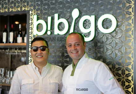 가수 싸이와 그의 전속 요리사로 뽑힌 브라질의 히카르도가 BIBIGO 레스토랑에서 찍은 기념사진